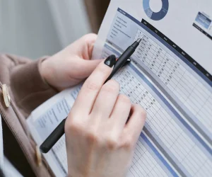 rapport chiffré une main avec stylo décrypte les chiffres